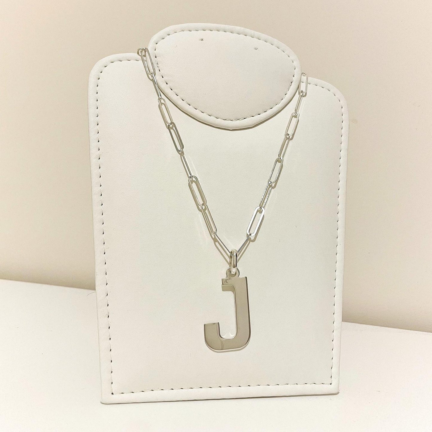 Iniciales diagonal con cadena