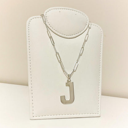 Iniciales diagonal con cadena