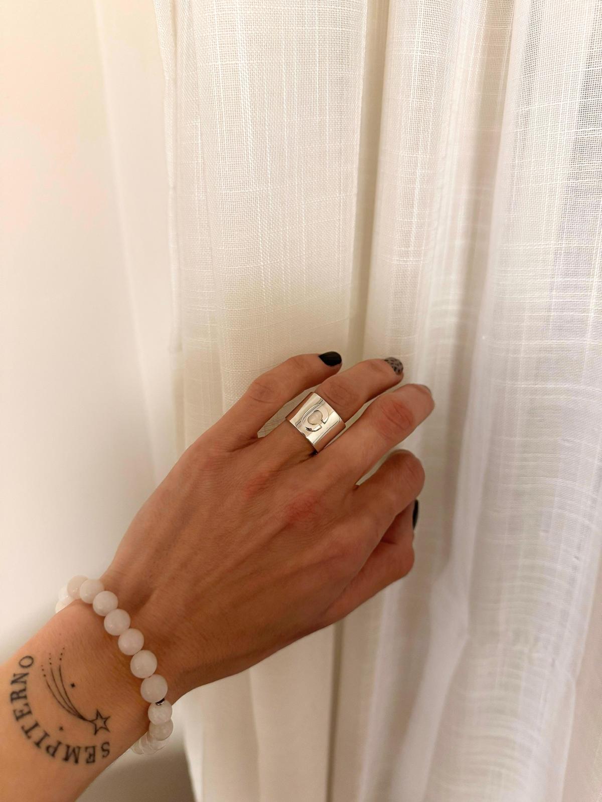 Anillos con inicial cerrado atras