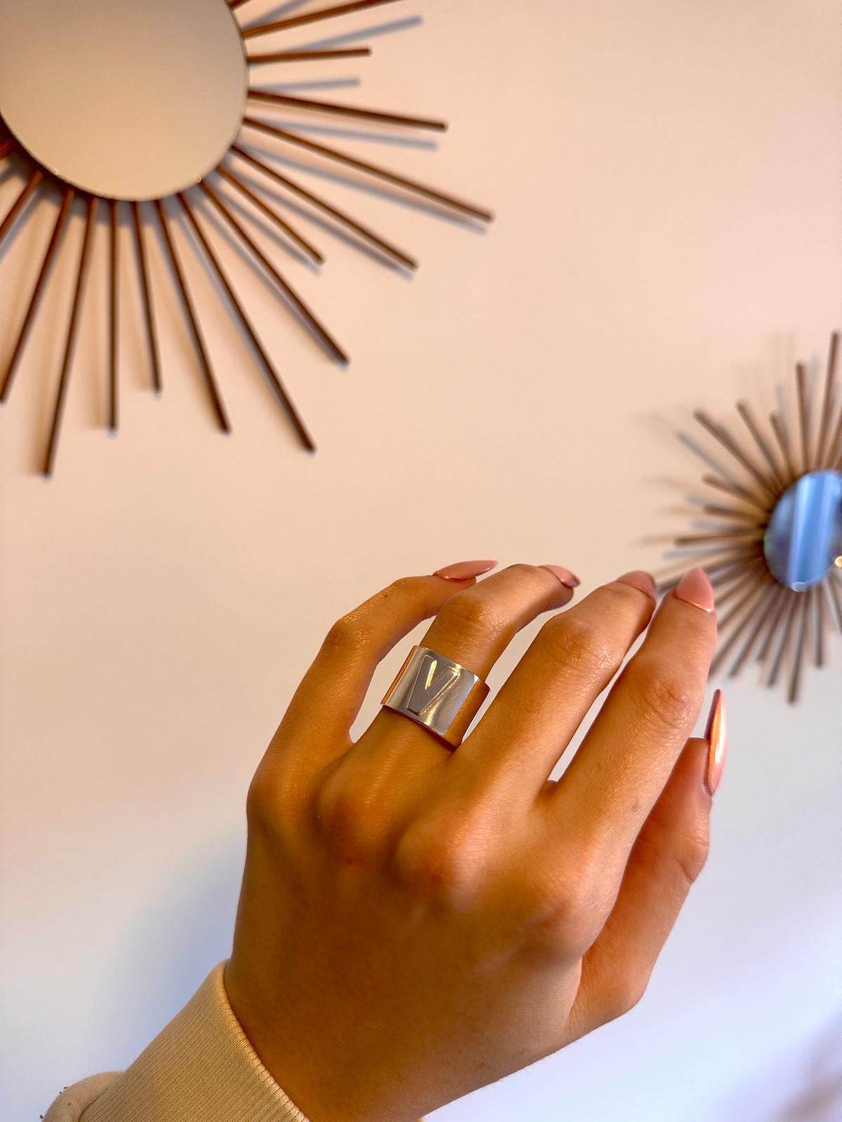 Anillos con inicial cerrado atras