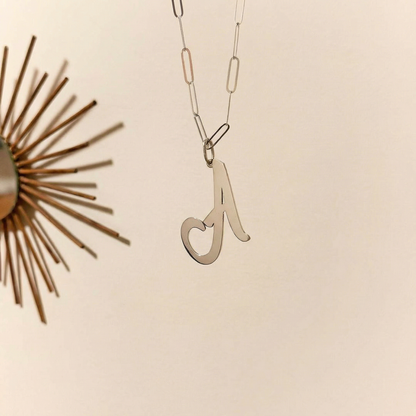 Iniciales diagonal con cadena