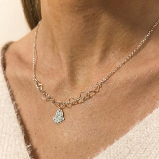 Conjunto con eslabones de corazones y corazón martillado